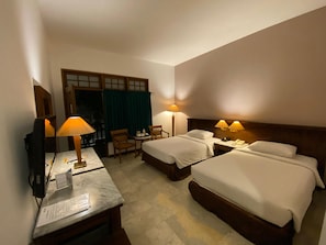 Suite | In-room safe, desk, free WiFi, bed sheets