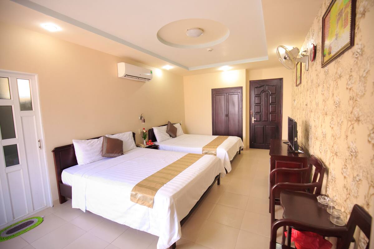 Kamar Double atau Twin Deluks, pemandangan kota | Minibar, brankas, meja kerja, dan setrika/meja setrika