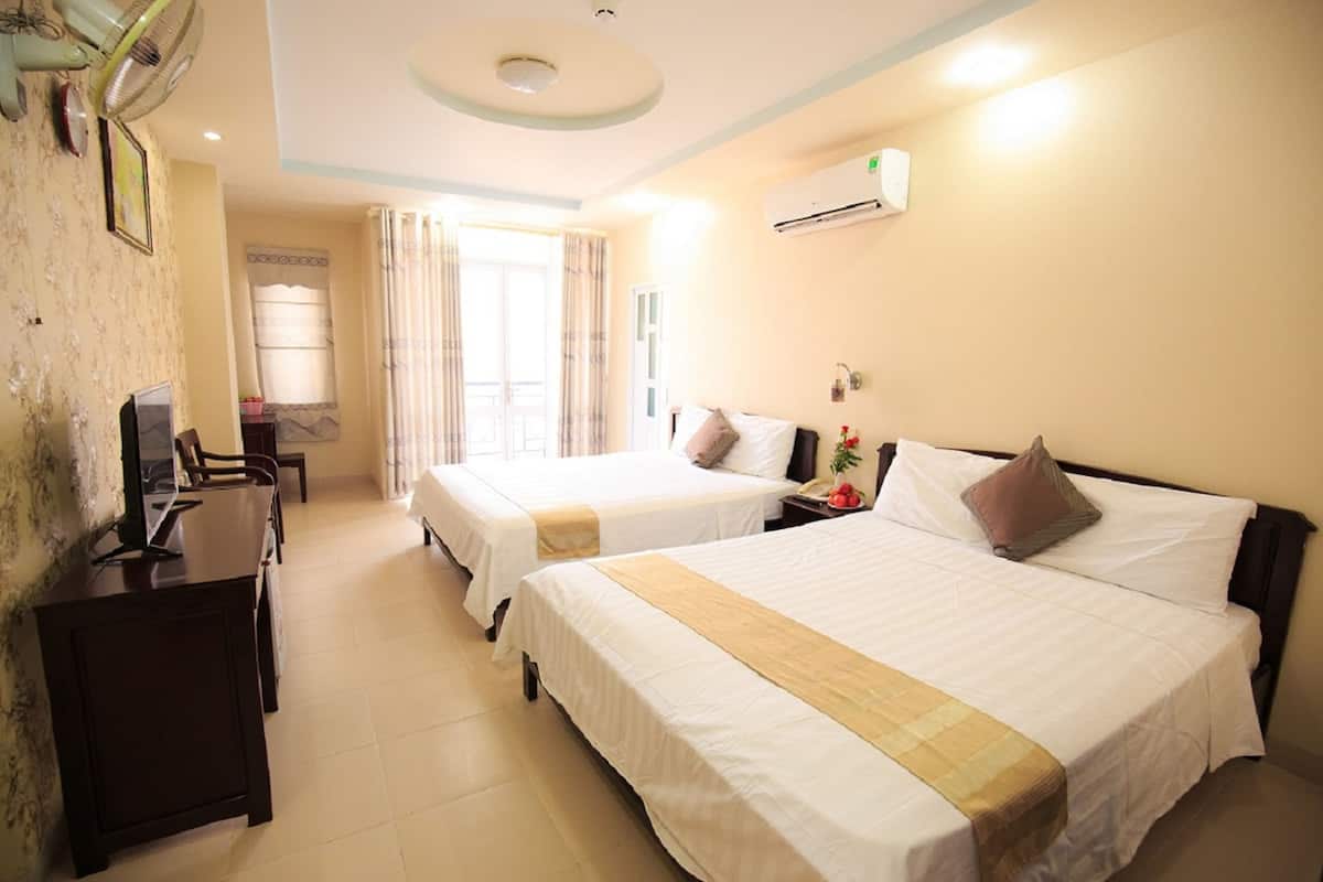 Kamar Keluarga, pemandangan kota | Minibar, brankas, meja kerja, dan setrika/meja setrika