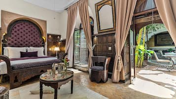 Quarto standard, no piso térreo | Cofres nos quartos, individualmente decorados