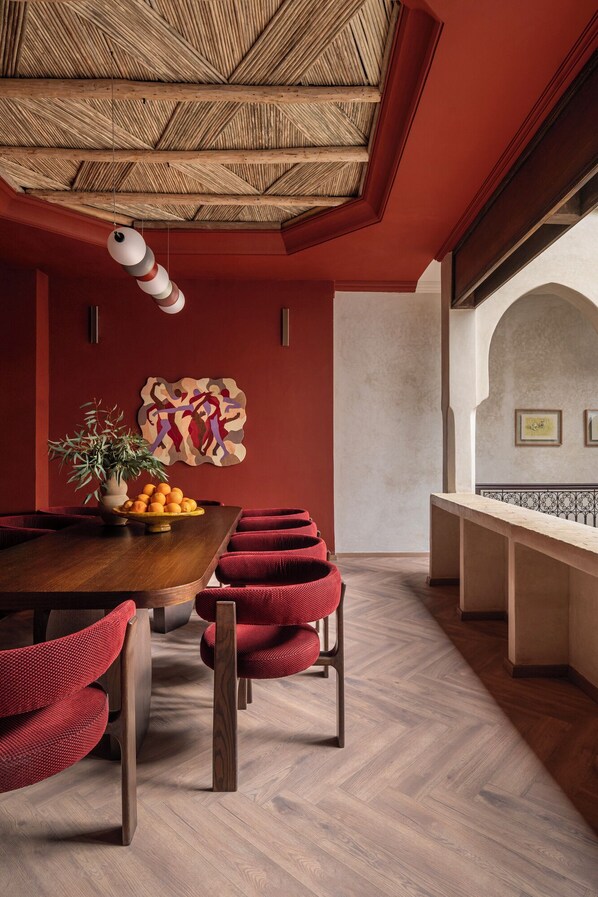 Breakfast, lunch, dinner served; local and international cuisine 