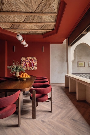 Frokost, lunsj og middag serveres, lokale og internasjonale retter