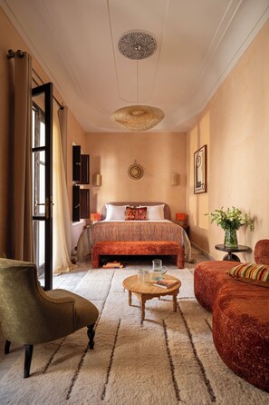 Suite | ملاءات من القطن المصري وأغطية فراش متميزة وخزنة داخل الغرفة