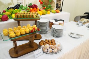 Daily buffet breakfast for a fee