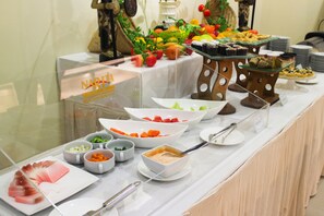 Se ofrece un desayuno bufé (88000 IDR por persona)