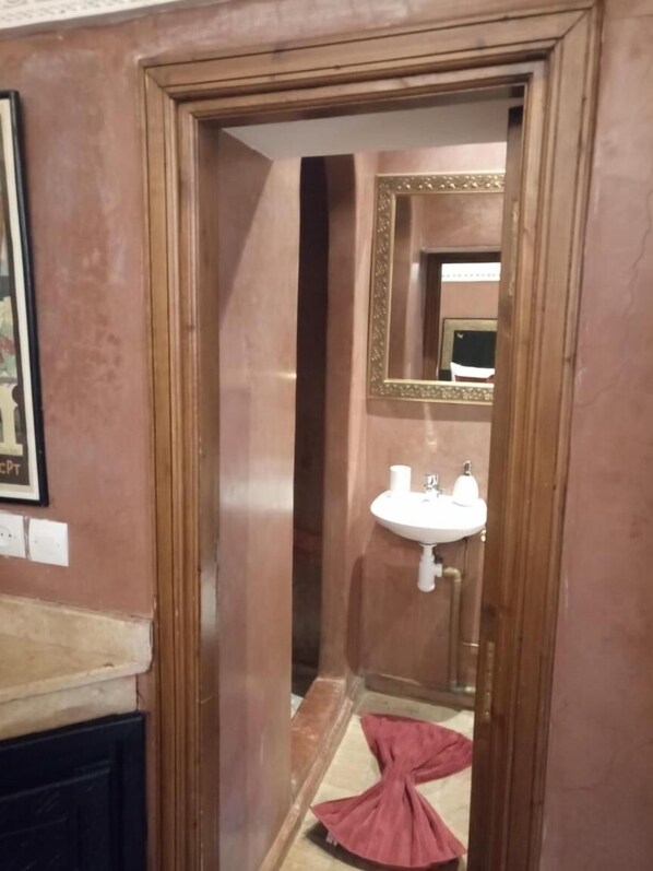 Shower, free toiletries, towels - Riad Schanez (Marrakech)
