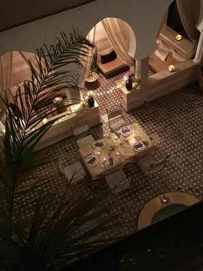 Serveert ontbijt, lunch, diner, Marokkaanse gerechten 