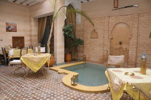 Outdoor pool, sun loungers - Riad Schanez (Marrakech)
