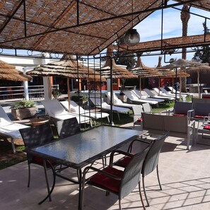 Outdoor dining - Residence Habiba (Marrakech)