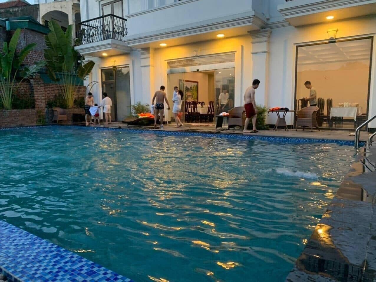 outdoor pool, pool loungers