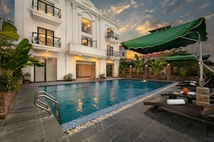 Outdoor pool, sun loungers