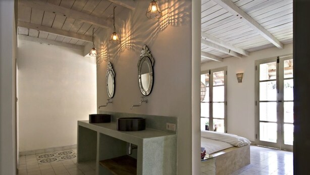 Gold Villa | Bathroom sink - Villa Pondok Terra (Yogyakarta)