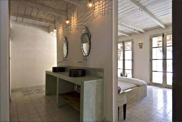 Villa – premium, 2 soverom, privat basseng, bassengutsikt | Vask på badet