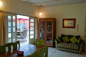 Villa Premium, 1 habitación, alberca privada, vista a la alberca | Área de sala de estar | Televisión de pantalla plana 