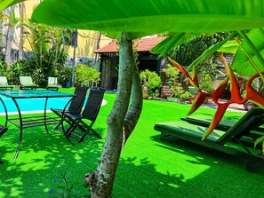 Una piscina al aire libre (de 06:30 a 21:30), tumbonas