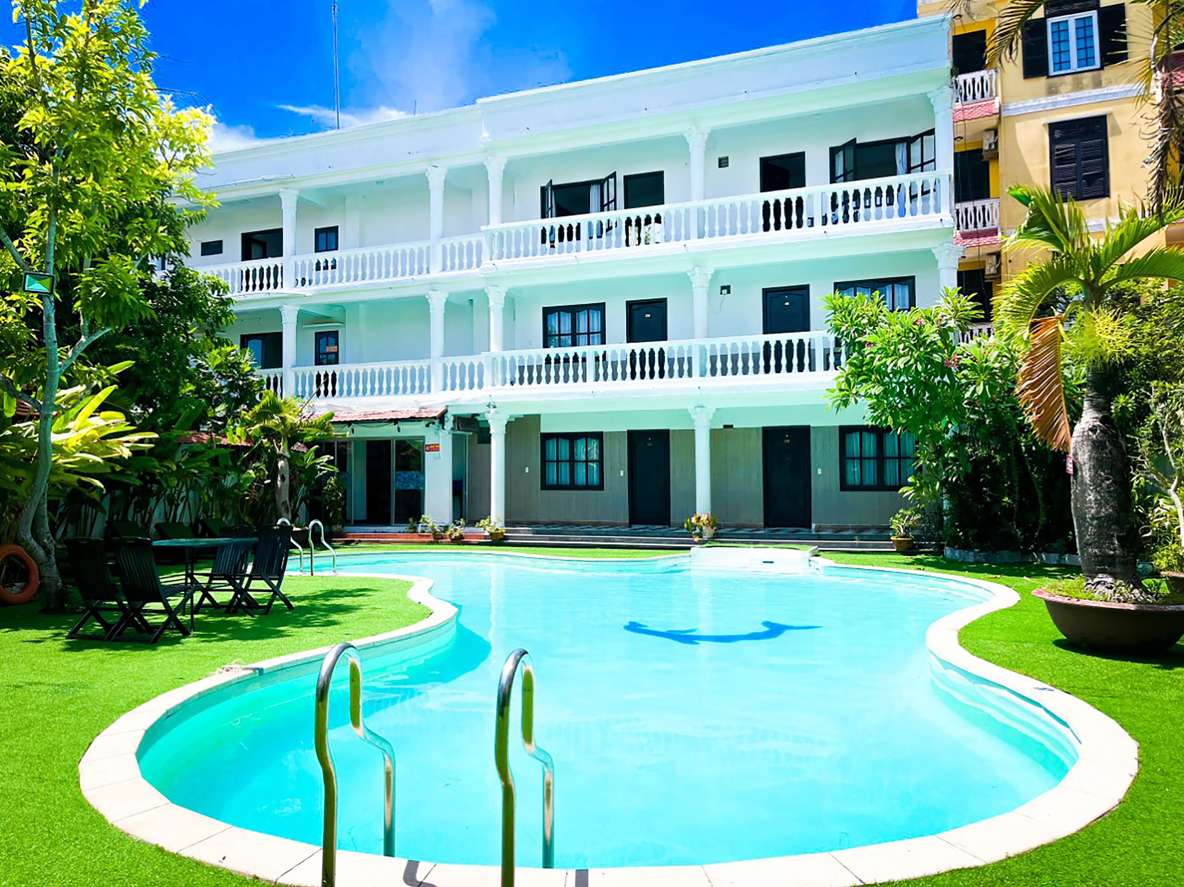 outdoor pool, open 6:30 am to 9:30 pm, pool loungers