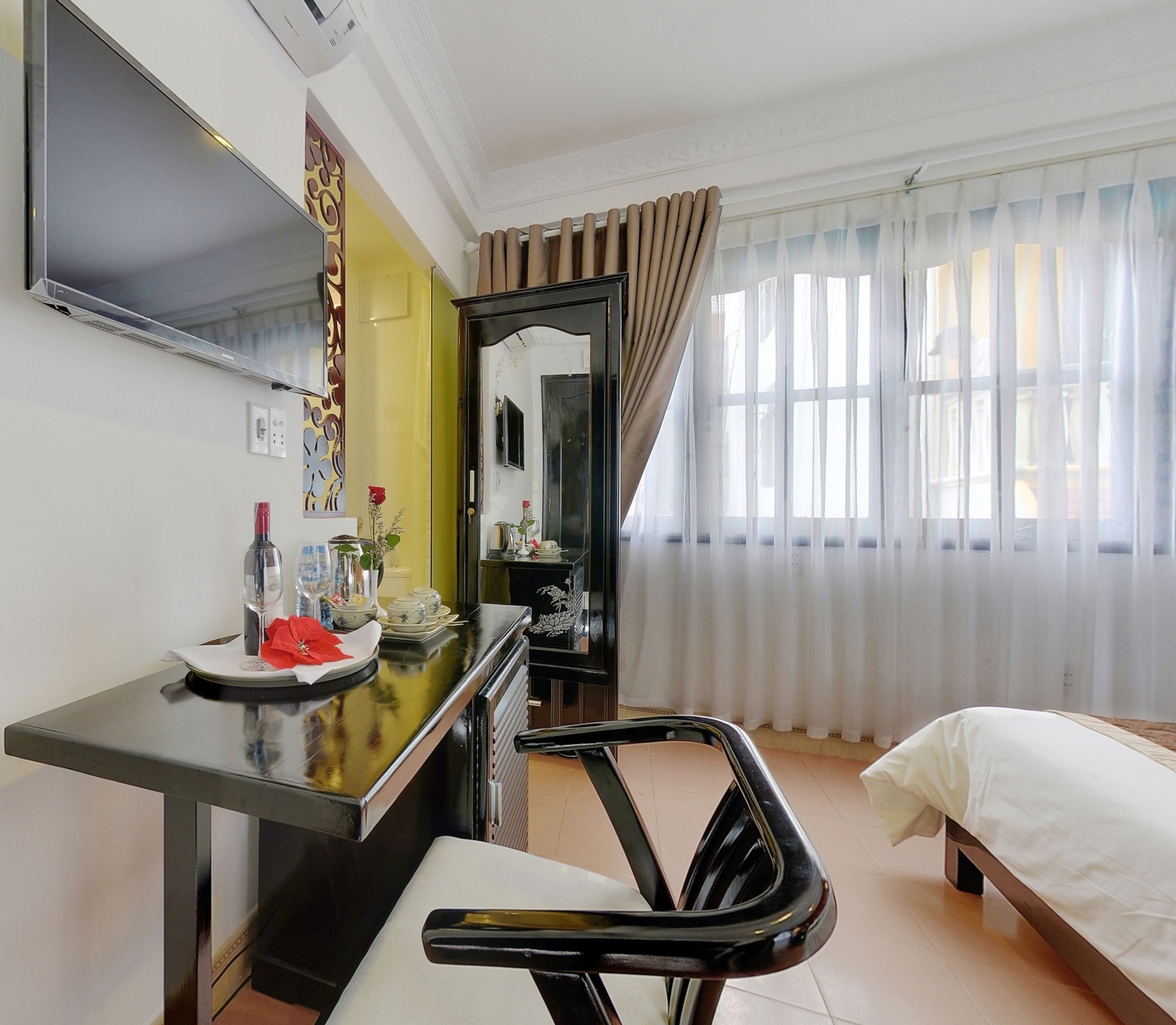 hypo-allergenic bedding, minibar, in-room safe, desk