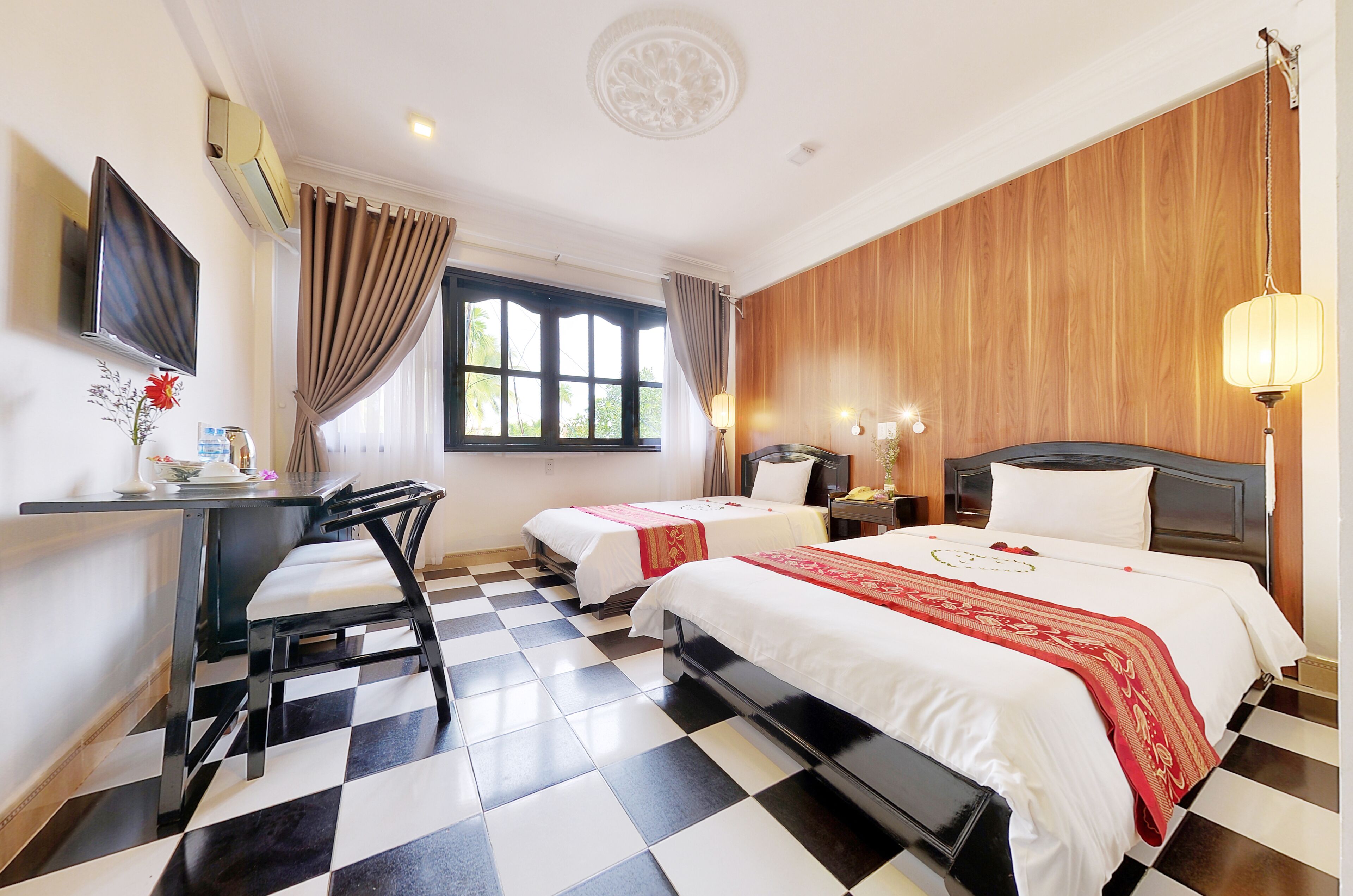 hypo-allergenic bedding, minibar, in-room safe, desk