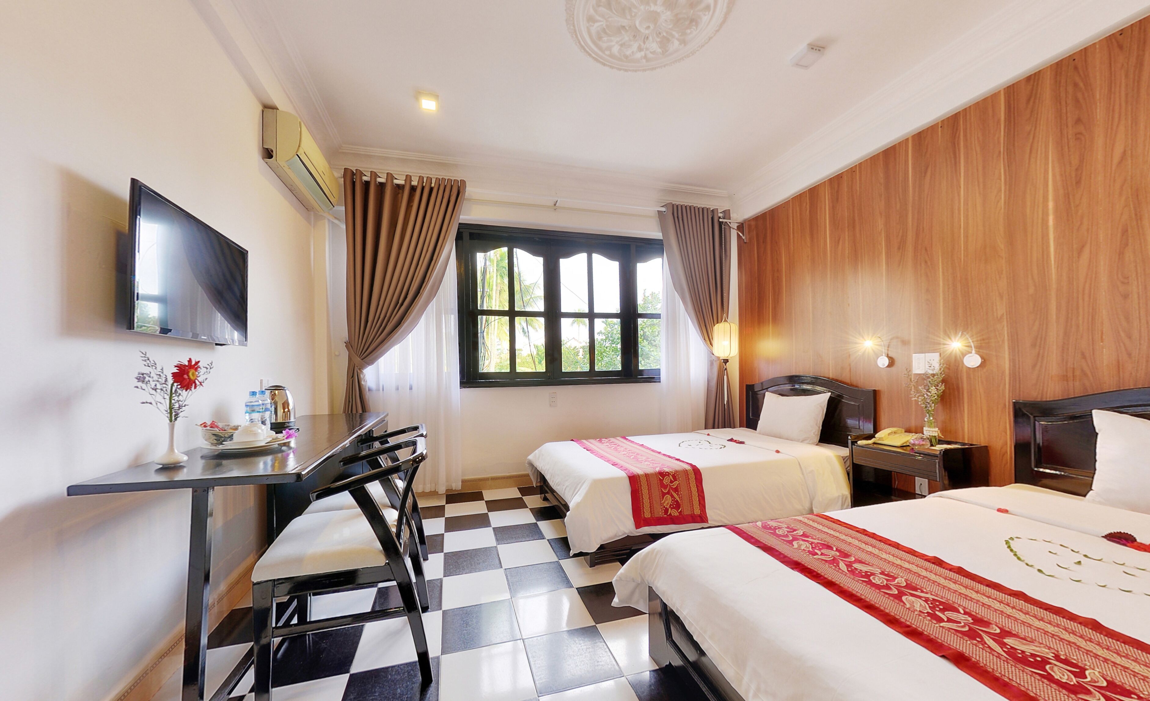 hypo-allergenic bedding, minibar, in-room safe, desk