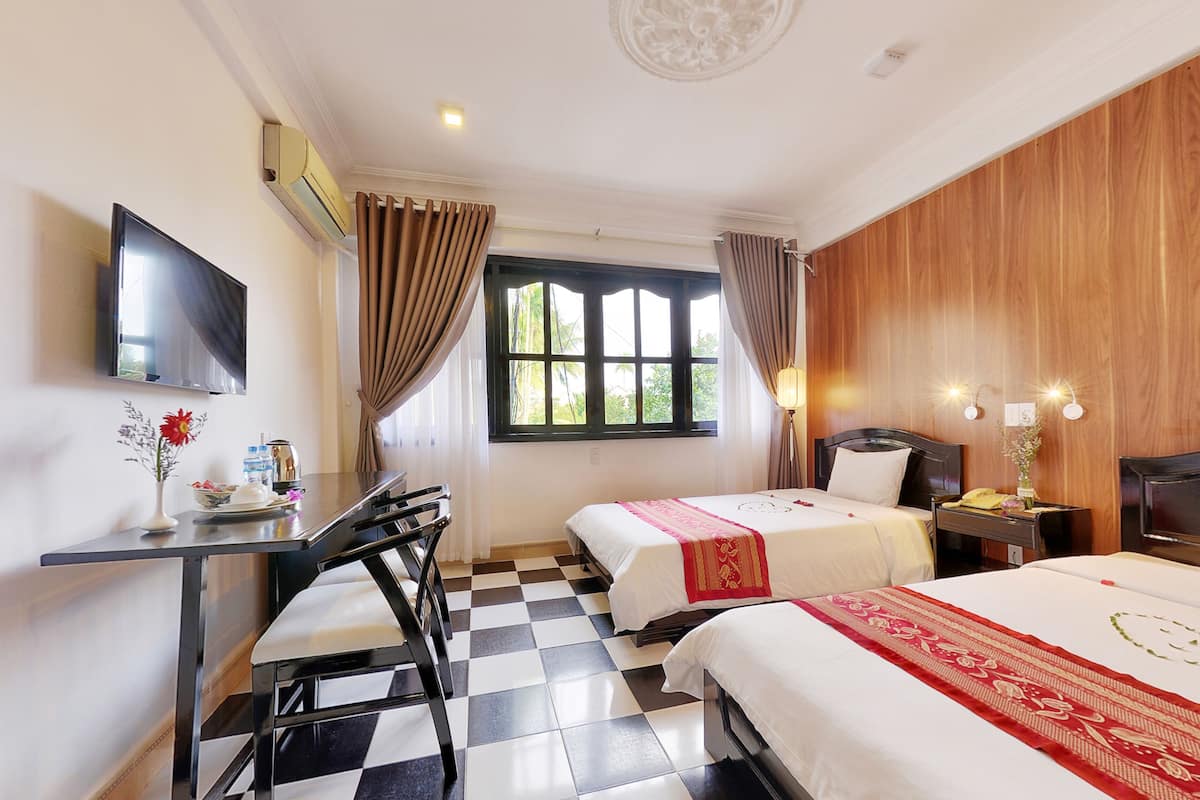 Hypo-allergenic bedding, minibar, in-room safe, desk