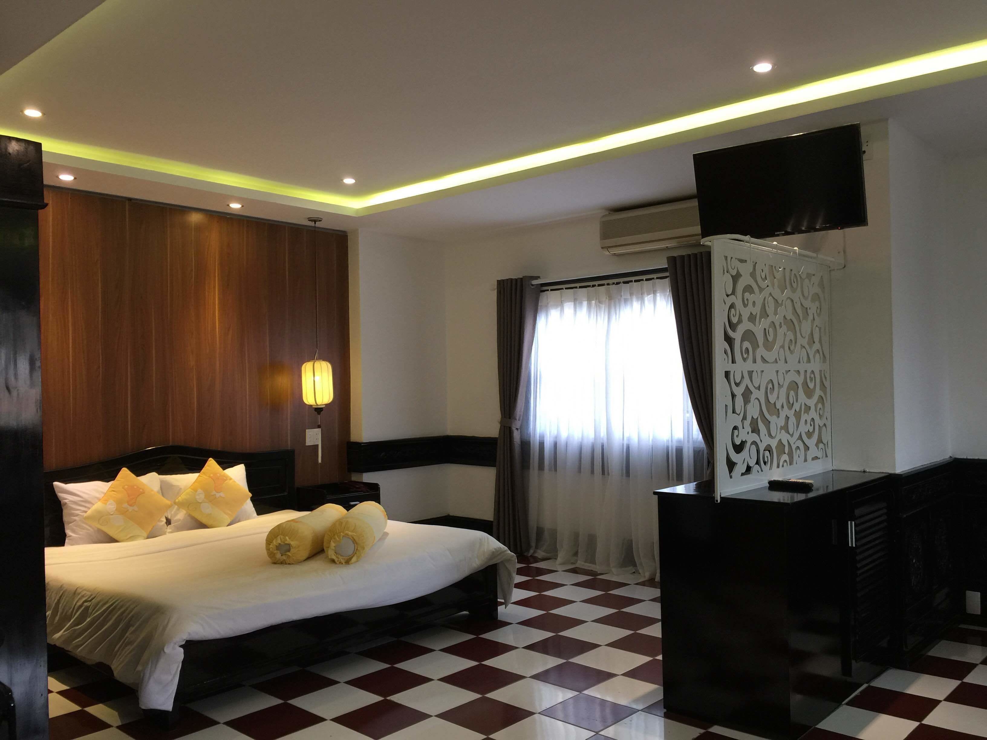 hypo-allergenic bedding, minibar, in-room safe, desk