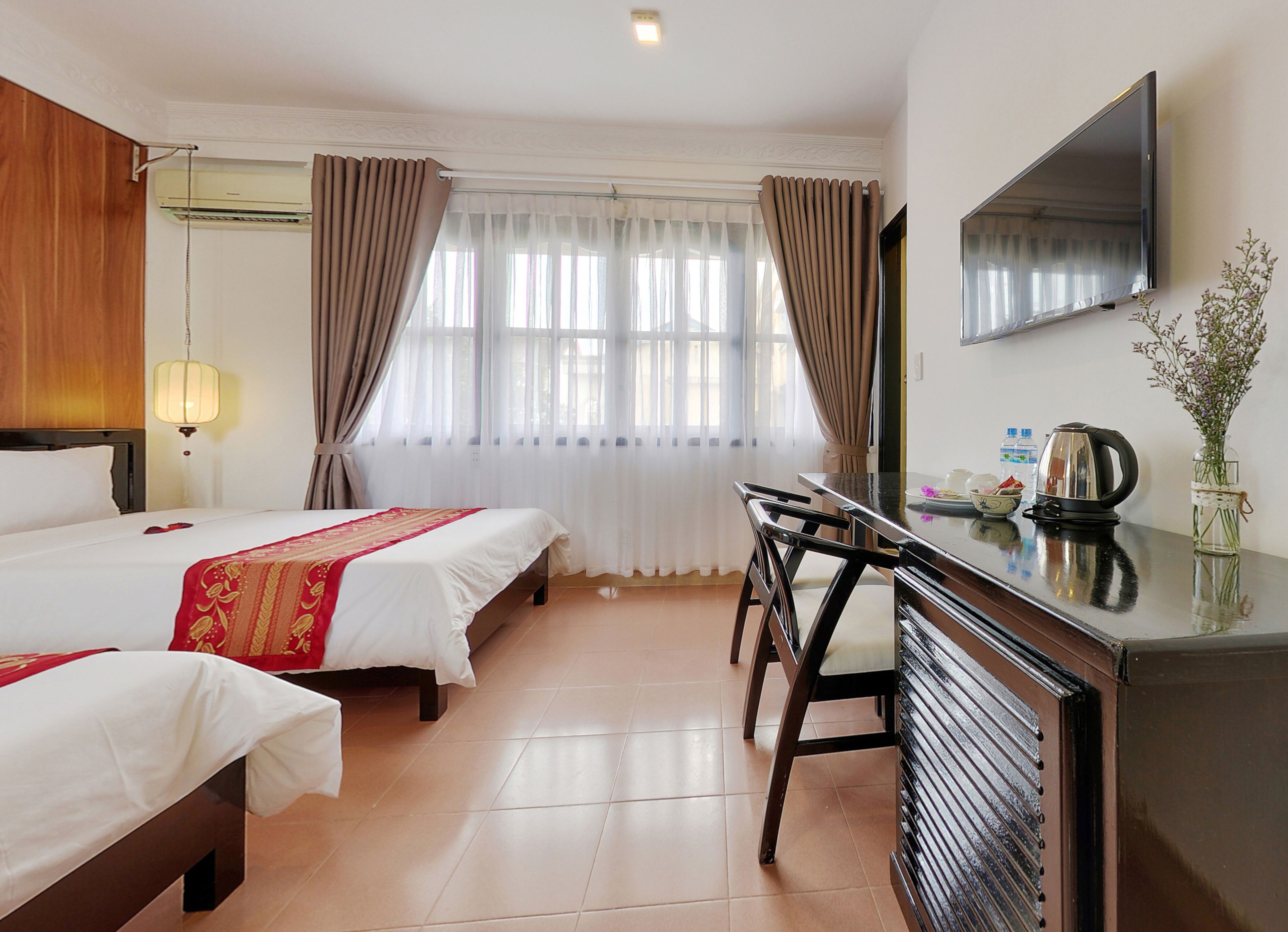 hypo-allergenic bedding, minibar, in-room safe, desk