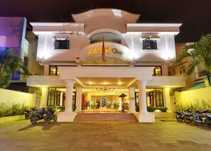 Front of property – evening/night - Hai Yen Hotel (Da Nang)