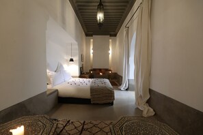 ห้องซูพีเรียสวีท (Petit Patio) | ตู้นิรภัยในห้องพัก, ห้องพักตกแต่งอย่างมีเอกลักษณ์, ตกแต่งพิเศษโดยเฉพาะ