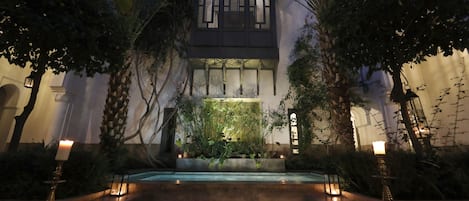 Outdoor pool, pool umbrellas, sun loungers