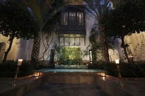 Outdoor pool, pool umbrellas, sun loungers - Riad Zaouia 44 (Marrakech)