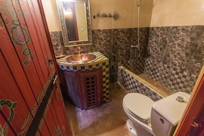 Habitación estándar con 1 cama matrimonial o 2 individuales | Baño | Regadera tipo lluvia, amenidades de baño gratuitas, secadora de cabello