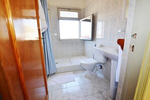 Regadera, amenidades de baño gratuitas, toallas 