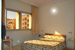 Escritorio, cortinas blackout y sistema de insonorización 