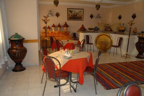 2 restaurantes, se sirve desayuno, cocina local e internacional