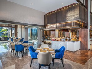 Breakfast, lunch and dinner served - Novotel Pontianak Convention Centre (Pontianak)