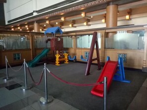Tempat bermain anak – indoor
