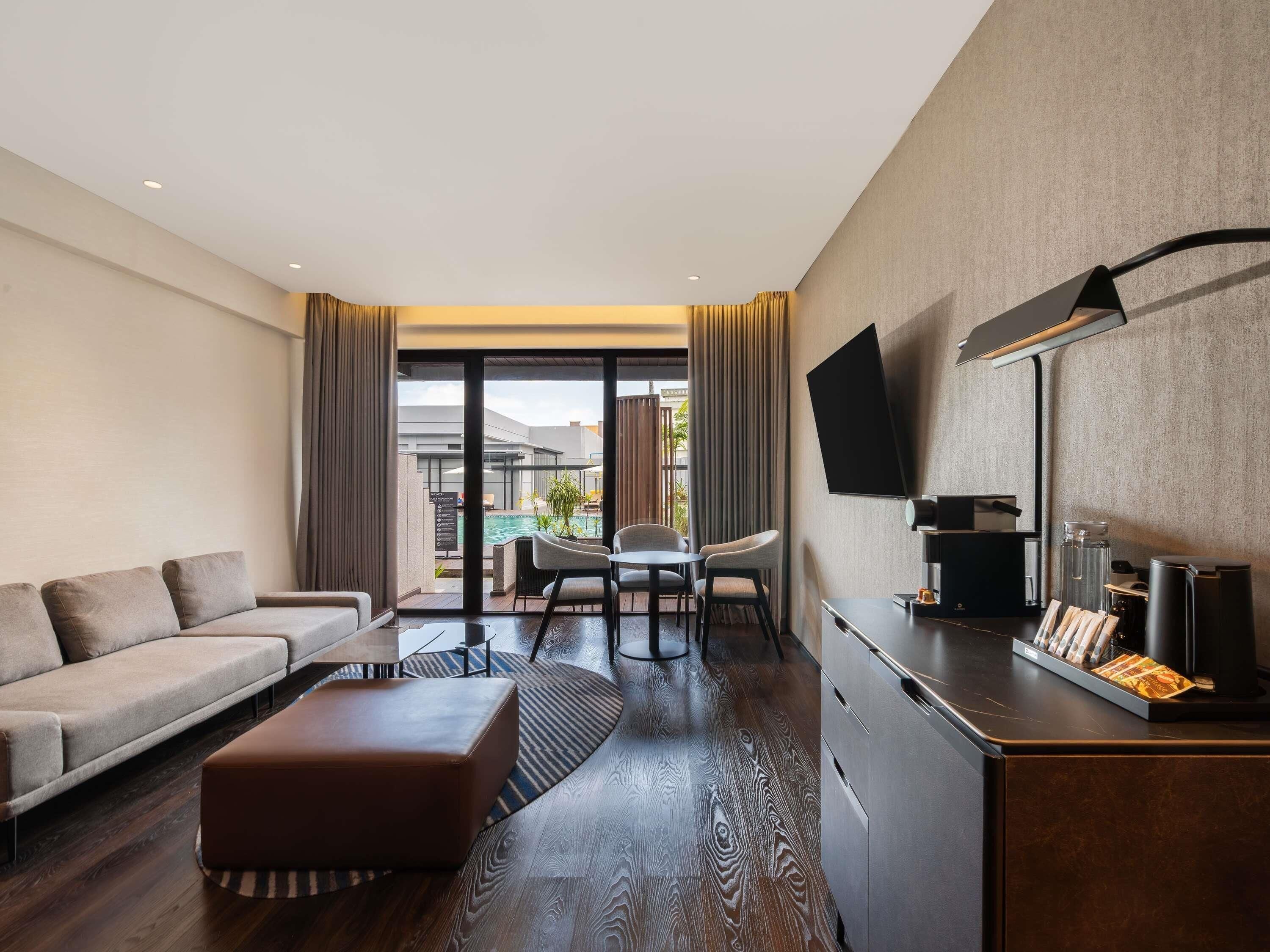 Suite, 1 cama matrimonial y sofá cama, vista a la ciudad | Minibar, escritorio, tabla de planchar con plancha y wifi gratis 