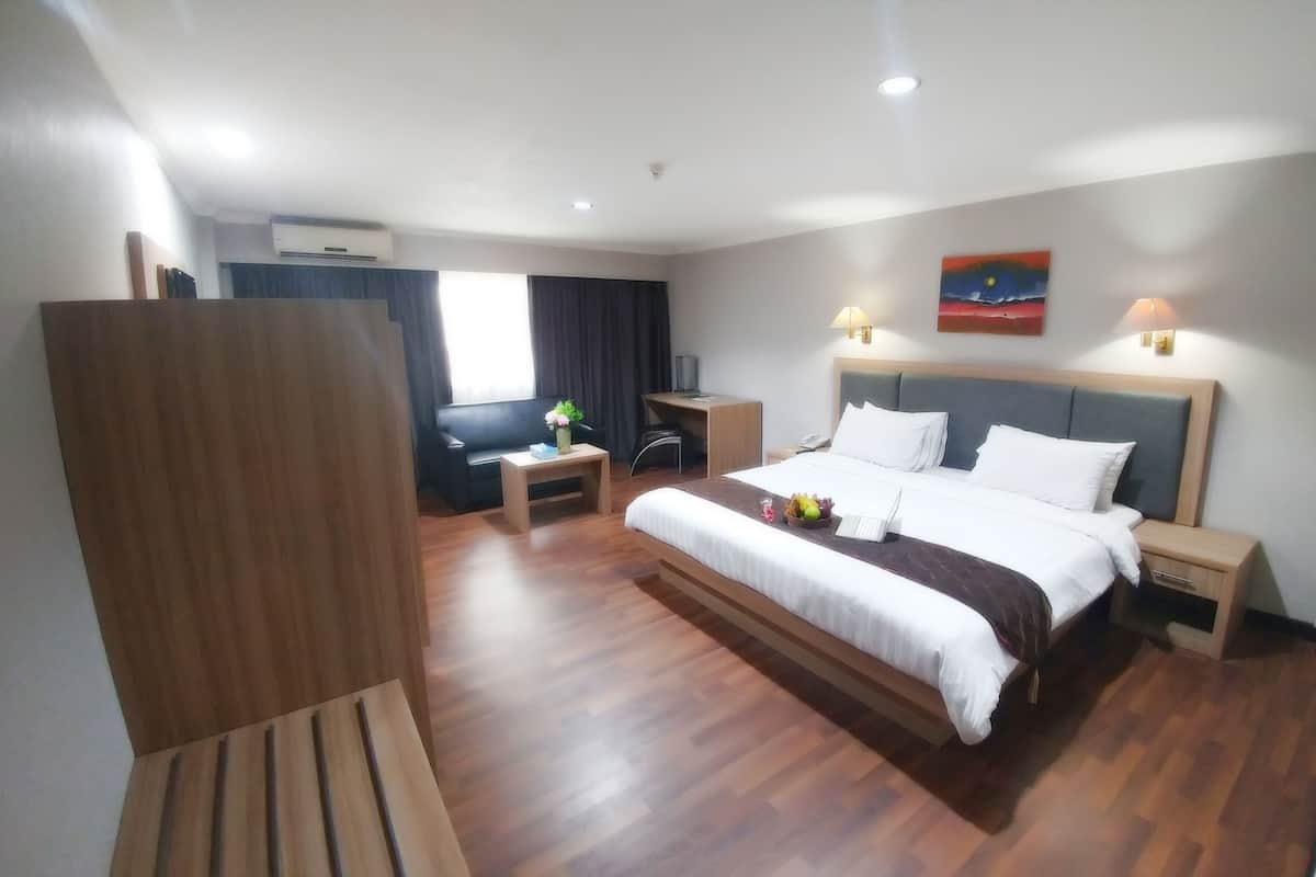 Phòng đôi hoặc 2 giường đơn Superior, quang cảnh hồ bơi | Minibar, bàn, bàn ủi/dụng cụ ủi quần áo