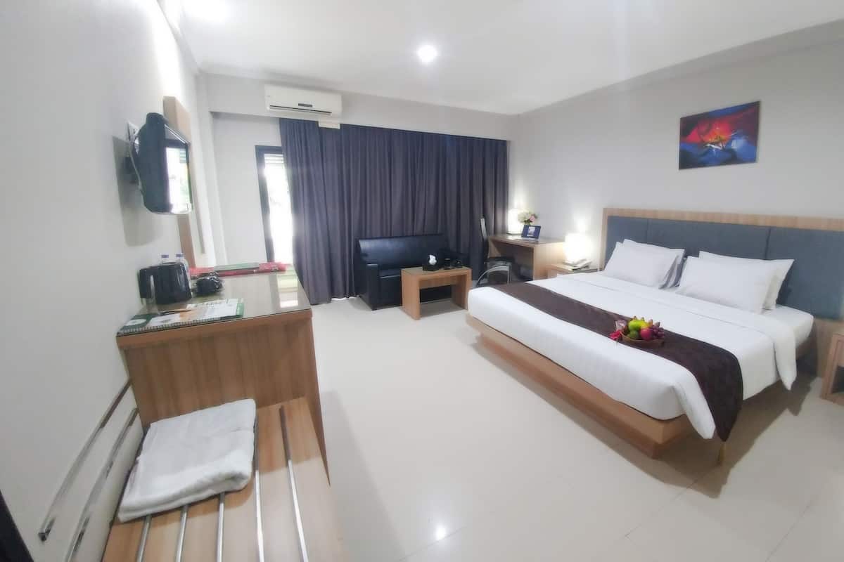 Phòng Deluxe, quang cảnh hồ bơi | Minibar, bàn, bàn ủi/dụng cụ ủi quần áo