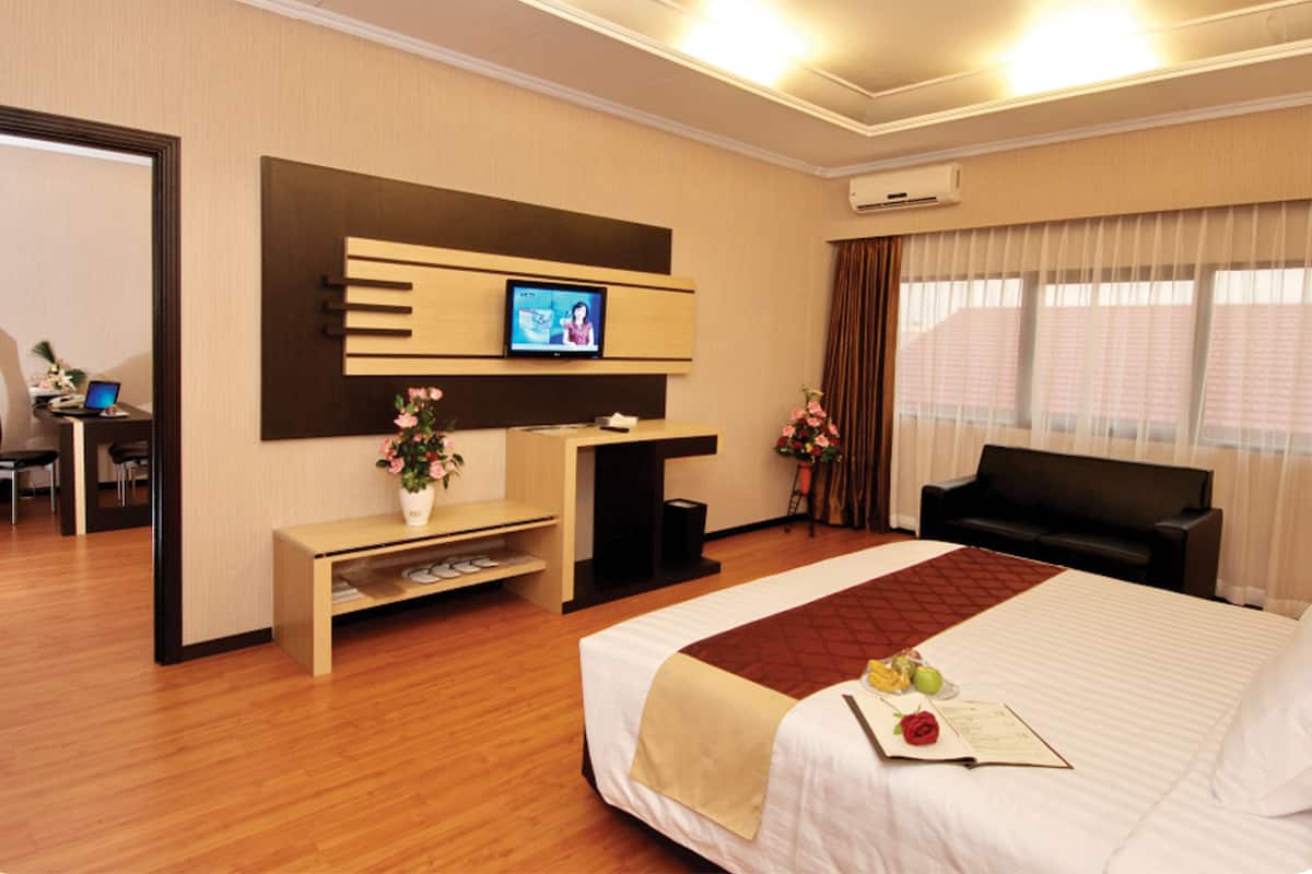 Phòng Suite Business, quang cảnh hồ bơi | Minibar, bàn, bàn ủi/dụng cụ ủi quần áo
