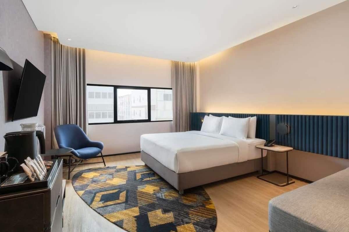 Habitación superior, 1 cama matrimonial | Minibar, escritorio, tabla de planchar con plancha y wifi gratis