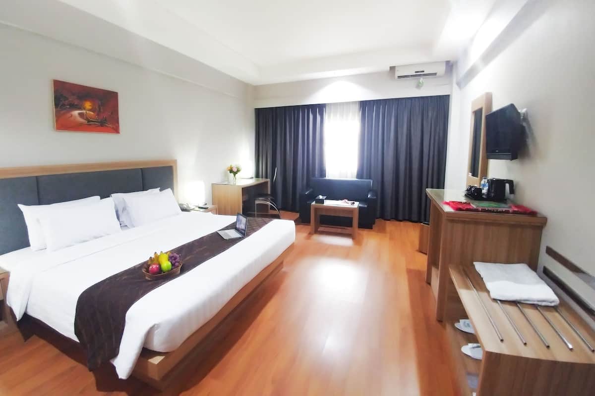 Phòng Junior, quang cảnh thành phố (Deluxe) | Minibar, bàn, bàn ủi/dụng cụ ủi quần áo