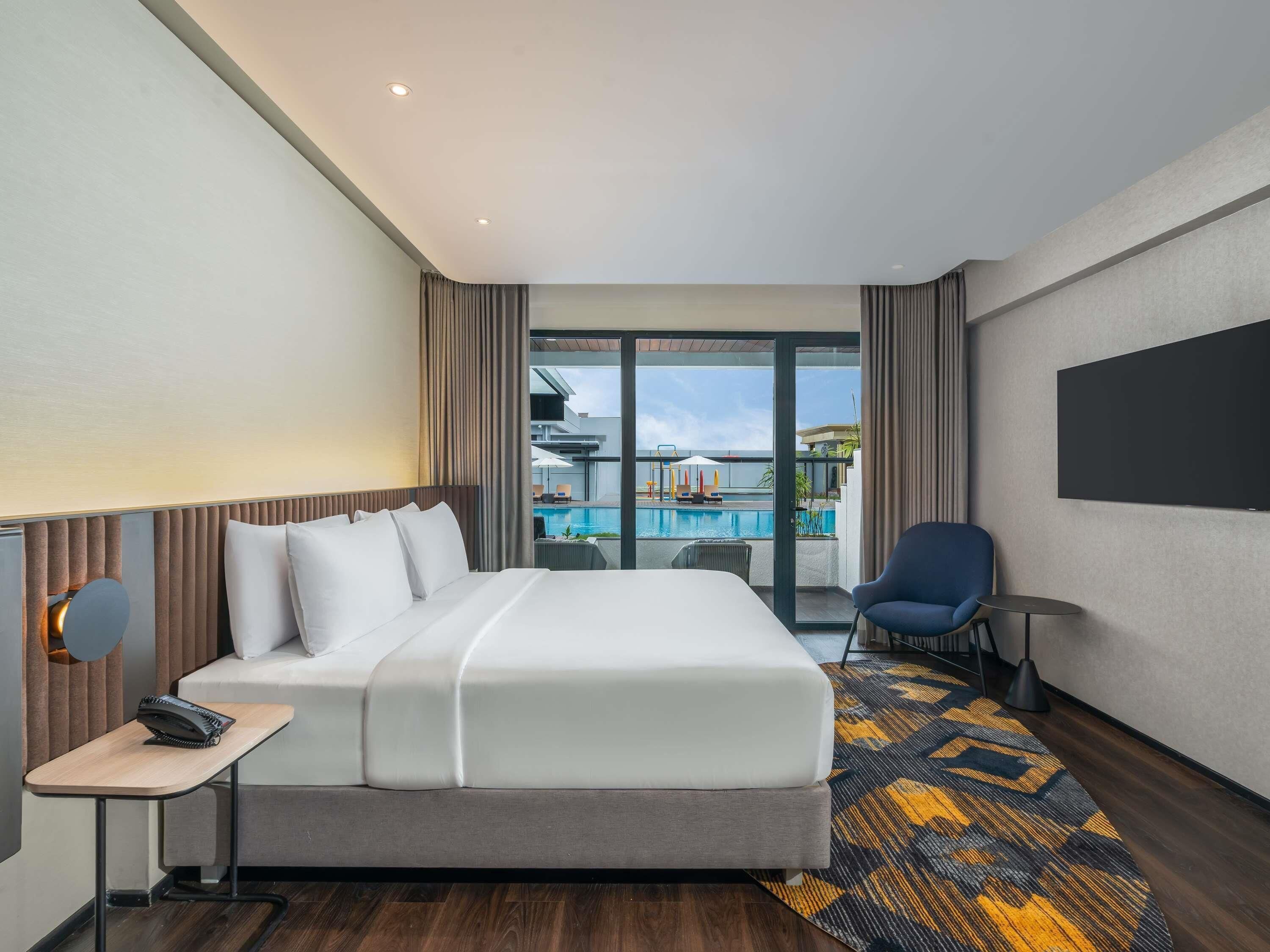 Suite, 1 Double Bed with Sofa bed, Pool View | Minibar, desk, iron/ironing board (on request), free WiFi