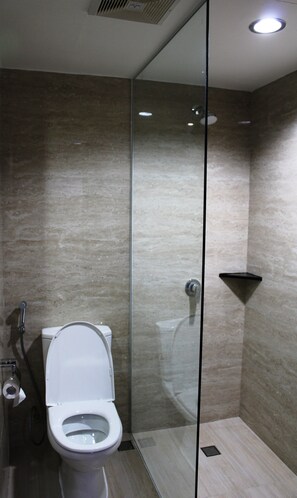 Shower, perlengkapan mandi gratis, pengering rambut, dan sandal