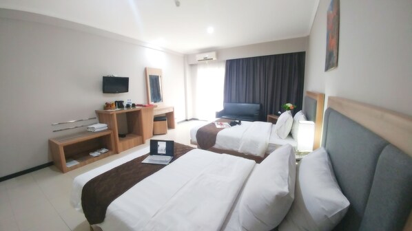 Kamar Deluks, pemandangan kolam renang | Minibar, meja kerja, setrika/meja setrika, dan Wi-Fi gratis