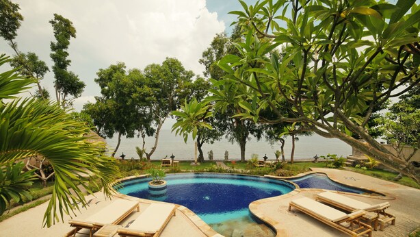 A swimming pool with lounge chairs and a star-shaped design on the poolside. - Bali Dream House (Karangasem)
