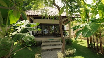 Romantic Bungalow, Ocean View | Front of property