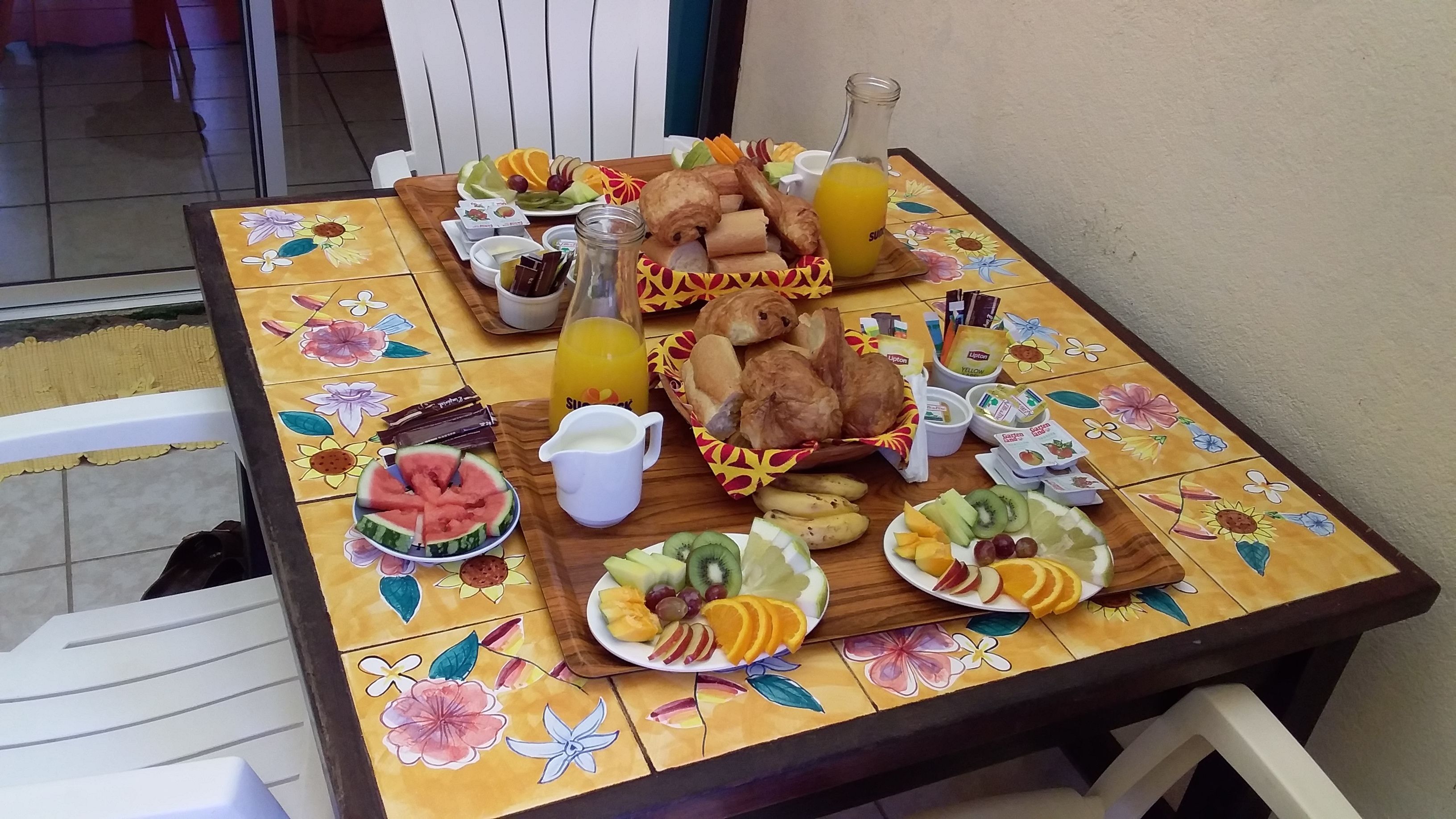 daily continental breakfast (xpf 2000.00 per person)