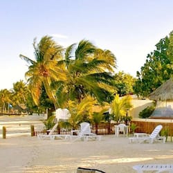 Playa privada, playa de arena blanca, camastros y toallas de playa