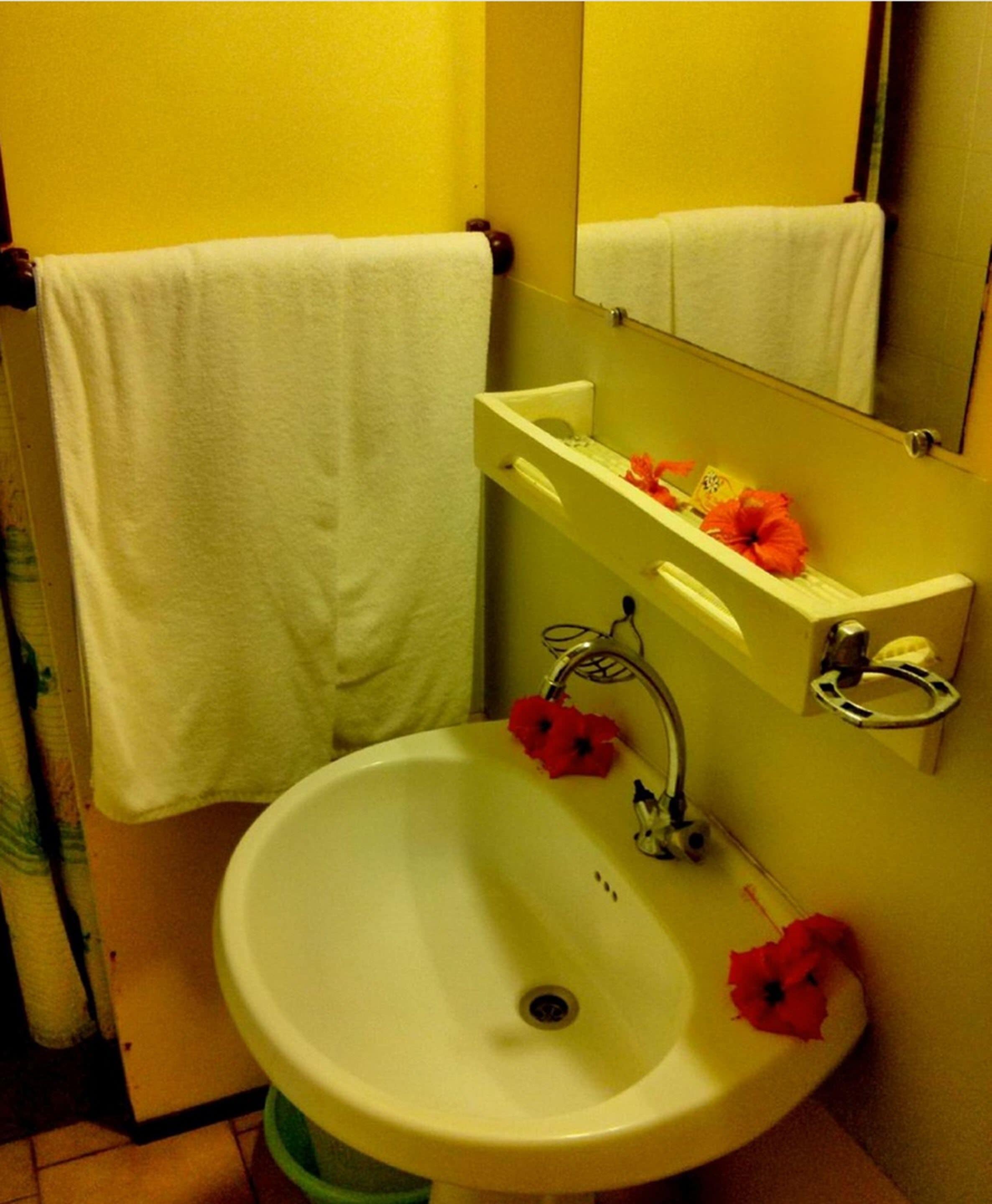 standard bungalow, 1 double bed, garden view | bathroom | shower, free toiletries, towels